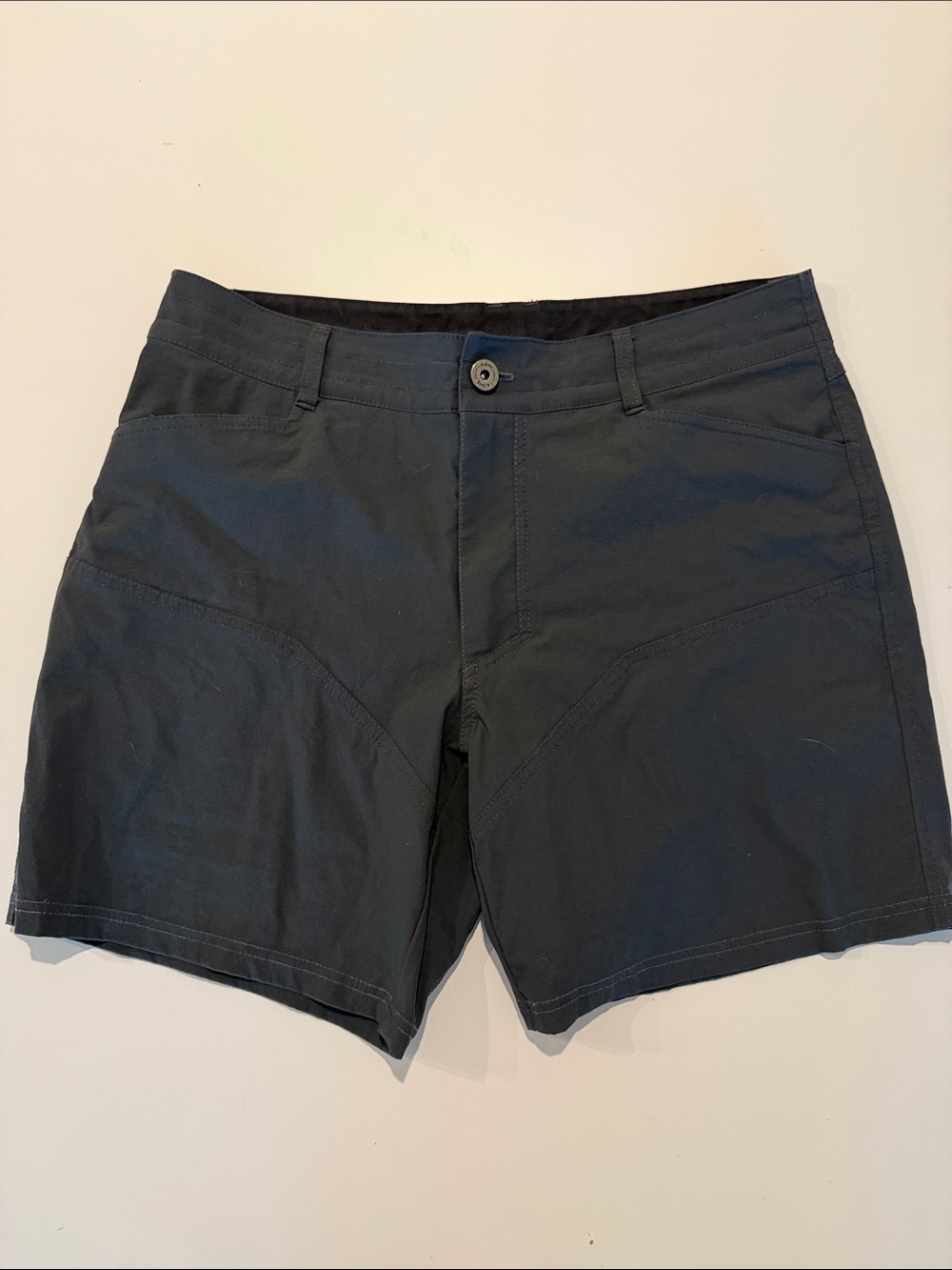 Kuhl Men's charcoal Grey Flat Front Performance Shorts 7” inseam, 34” Waist
